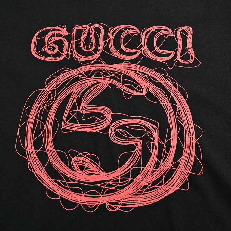 GucciGucci 24ss sketch letters logo print short sleeveGucci new pencil sketch pattern print short sleeve, 280 grams of double yarn fabric, feel super soft and comfortable, the upper body is quite strong and not laquan, t