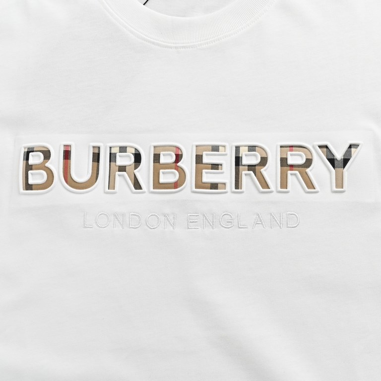 Burberry  Burberry 24ss Check Embossed Letter Short SleeveClassic logo letters LOGO print   embroidery Simple and versatile, loose fit, full of texture . Can be men and women's classic models, basic versatility without l