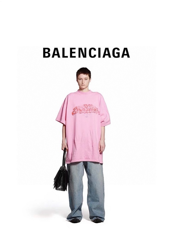 #Balenciaga  Balenciaga runway model disaster letter print short sleeve effect on the body