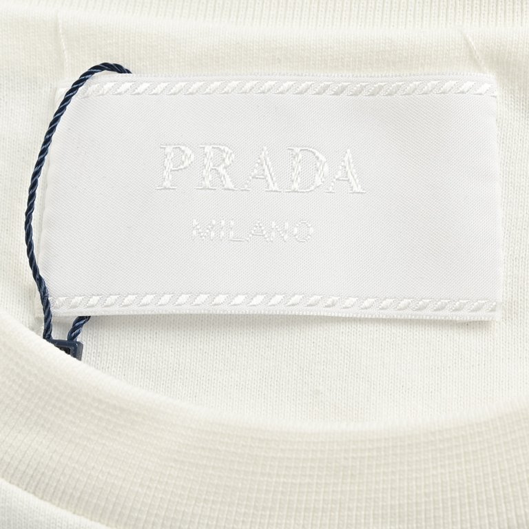 PradaPrada 24ss Triangle Logo Embossed Short SleeveCustomized 270 grams of double yarn compact linen-cotton fabric, 1  1 fine cotton ribbed, glossy engraved film stamping, engraved on the garment through thermal conversi