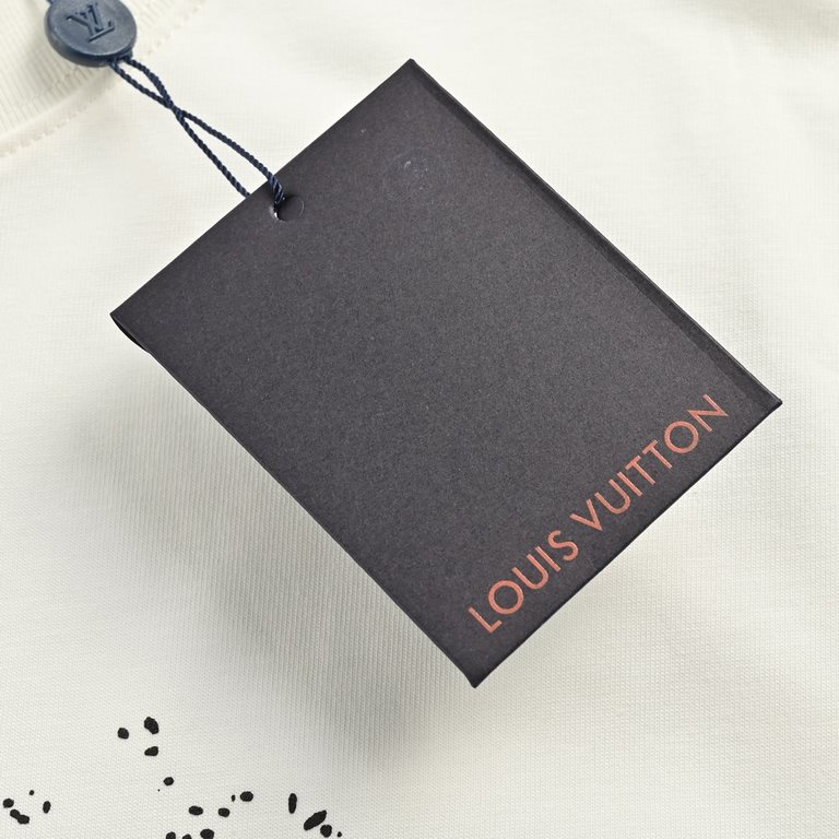 Louis VuittonLouis Vuitton 24ss Graffiti Letter Logo Print Short SleeveSimple loose fit combined with the effect of solid color.The simple loose fit combined with the solid color effect naturally highlights the premium t