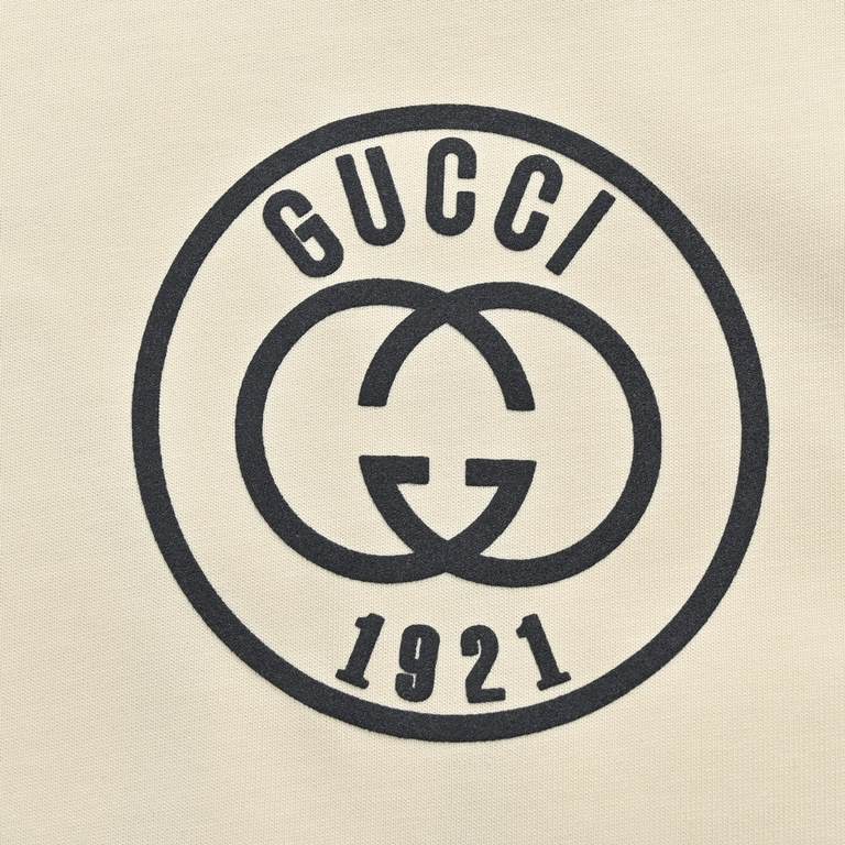 GucciGucci 24ss 1921 Collection Printed Logo Short SleeveCustom weaving and dyeing 260 grams of imported original fabrics, with 32 count 1 x 1 cotton cover silk rib.Fabrics, ribbing the same cylinder without color differ