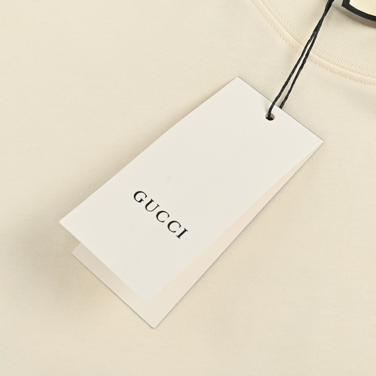 GucciGucci 24ss 1921 Collection Printed Logo Short SleeveCustom weaving and dyeing 260 grams of imported original fabrics, with 32 count 1 x 1 cotton cover silk rib.Fabrics, ribbing the same cylinder without color differ