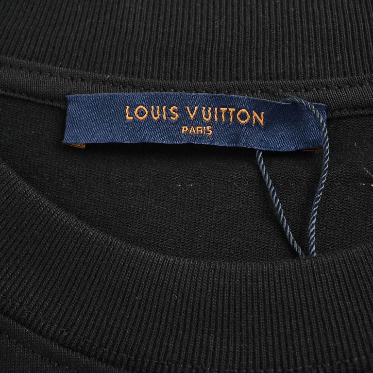 .Louis VuittonLouis Vuitton 24ss Big Logo Graffiti Print Short SleeveAutumn and winter the latest brick counter synchronization OS drop-shoulder version of fashion and personality, super versatile and good-looking one!Me