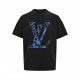 .Louis VuittonLouis Vuitton 24ss Big Logo Graffiti Print Short SleeveAutumn and winter the latest brick counter synchronization OS drop-shoulder version of fashion and personality, super versatile and good-looking one!Me