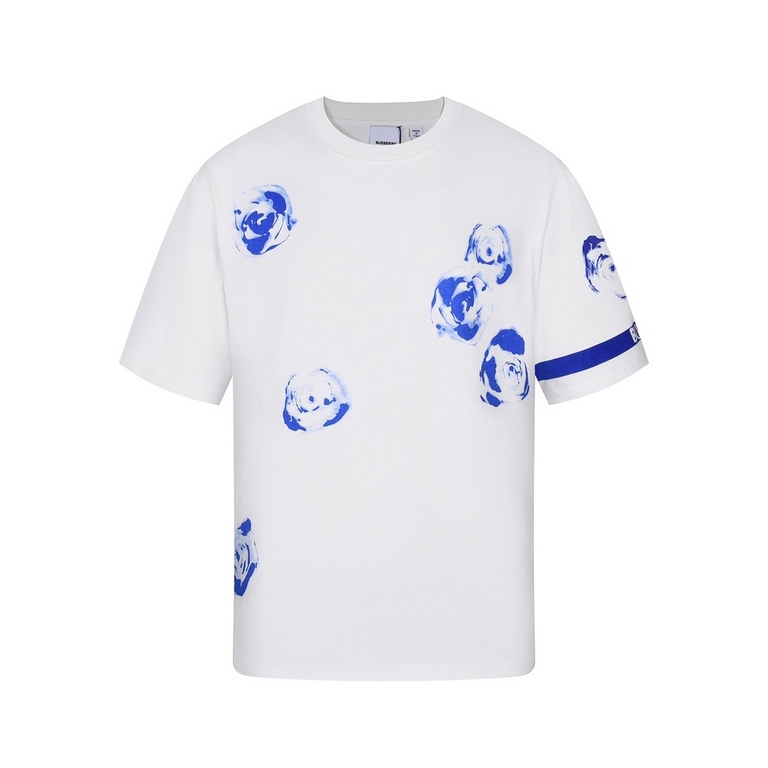 Burberry Burberry Micro Label Embellished Rose Pattern Printed Loose T-ShirtWhen fashion guru Daniel Lee meets classic brand Burberry, the design sparks are all over the place. 2024 SpringSummer collection, paired with a