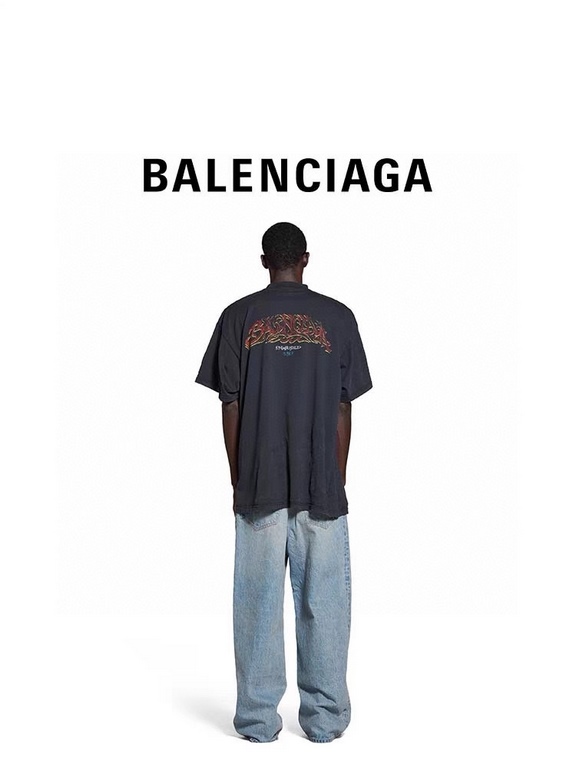 #Balenciaga  Balenciaga runway model disaster letter print short sleeve effect on the body