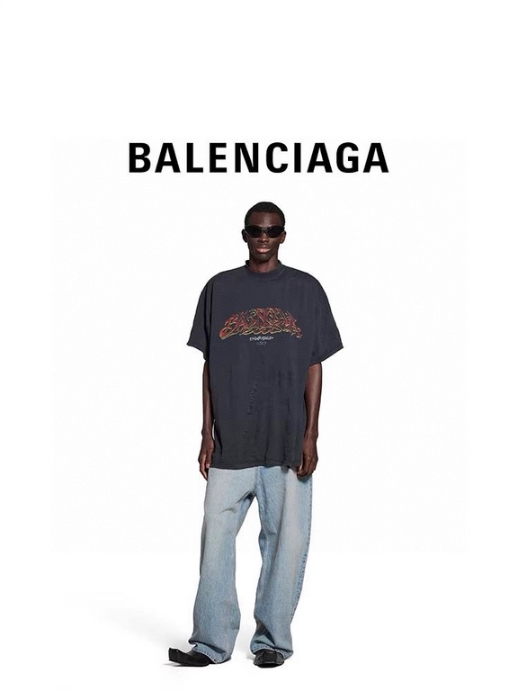 #Balenciaga  Balenciaga runway model disaster letter print short sleeve effect on the body