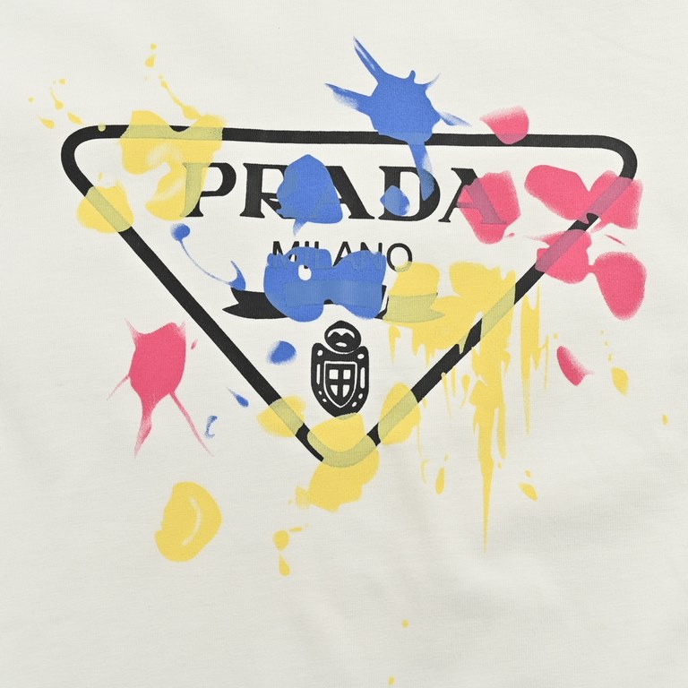 PradaPrada 24ss Colorful Graffiti Triangle Label Print Short SleeveMade of 260g double yarn cotton fabric, 280g weight after washing.Pair it with sneakers for a fresh and cozy look that's perfect for shopping and dating.