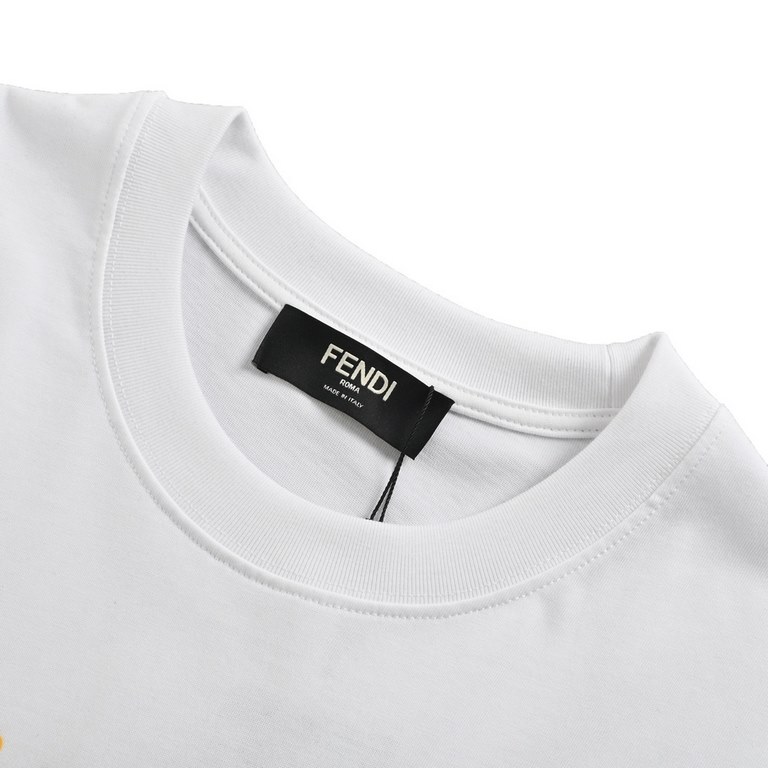 FendiFendi 24ss Letter Print Short SleeveNew fendi slogan series, simple and fresh style, showing high quality temperament.Customized 260g washed double yarn cotton fabrics feel very soft and comfortable.Loose and delica