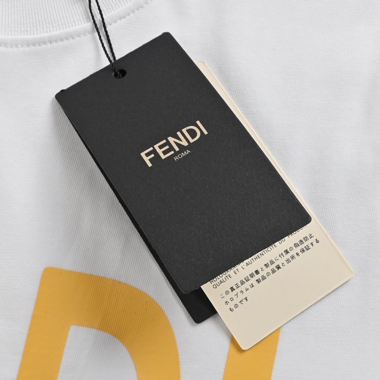 FendiFendi 24ss Letter Print Short SleeveNew fendi slogan series, simple and fresh style, showing high quality temperament.Customized 260g washed double yarn cotton fabrics feel very soft and comfortable.Loose and delica