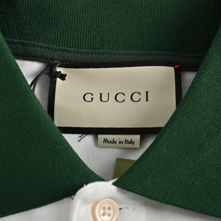 GucciGucci 23ss Hand Arm Webbing Polo Short SleeveEmbellished Webbing Knitted Cotton Polo Shirt The sleeves of this knitted cotton polo shirt are embellished with red and green webbing.The collegiate style that originate