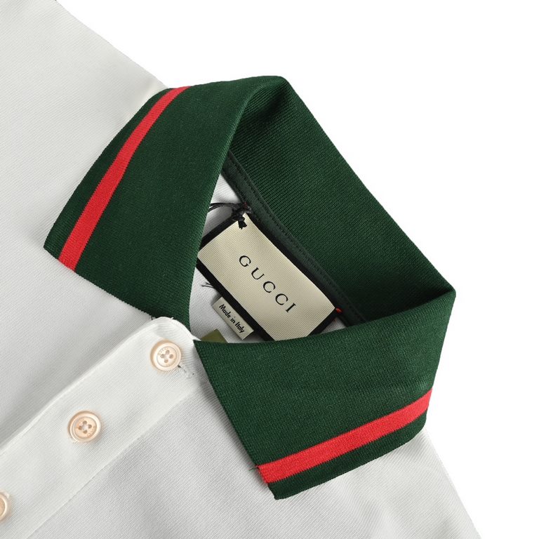 GucciGucci 23ss Hand Arm Webbing Polo Short SleeveEmbellished Webbing Knitted Cotton Polo Shirt The sleeves of this knitted cotton polo shirt are embellished with red and green webbing.The collegiate style that originate