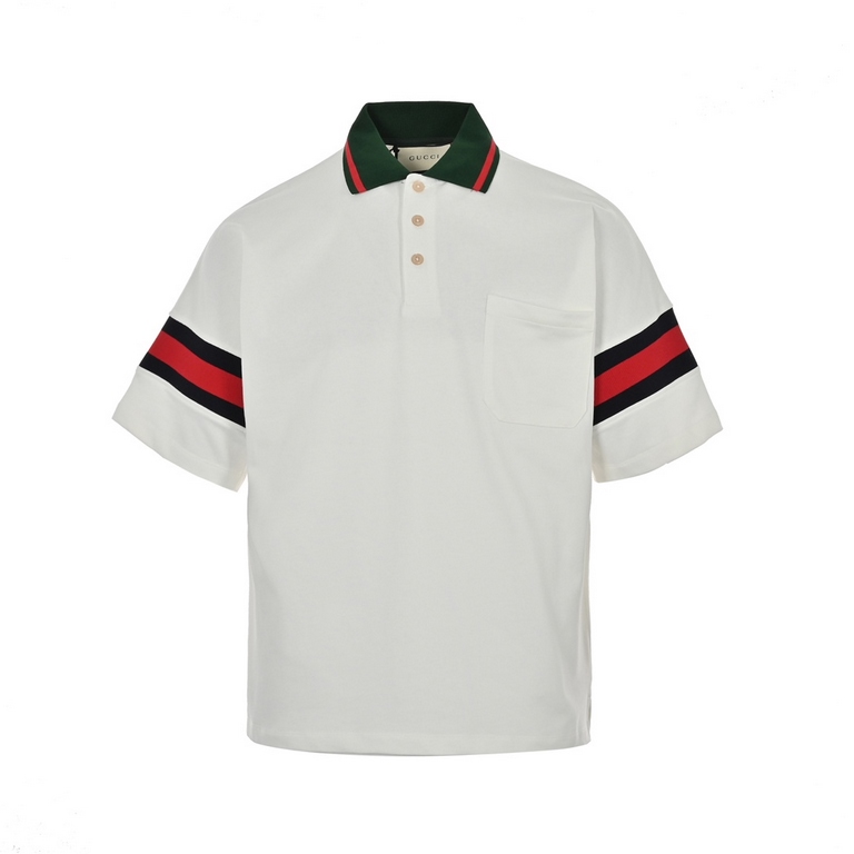 GucciGucci 23ss Hand Arm Webbing Polo Short SleeveEmbellished Webbing Knitted Cotton Polo Shirt The sleeves of this knitted cotton polo shirt are embellished with red and green webbing.The collegiate style that originate