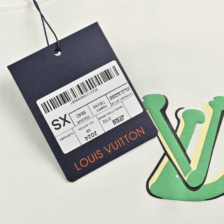 Louis Vuitton 24ss Back Colorful Letter Print Short SleeveLouis ViuttonLouis Vuitton 24ss Short Sleeve Colorful Monogram Print on BackExplosive spot spring and summer short-sleeved, simple basic closet gods, casual and v