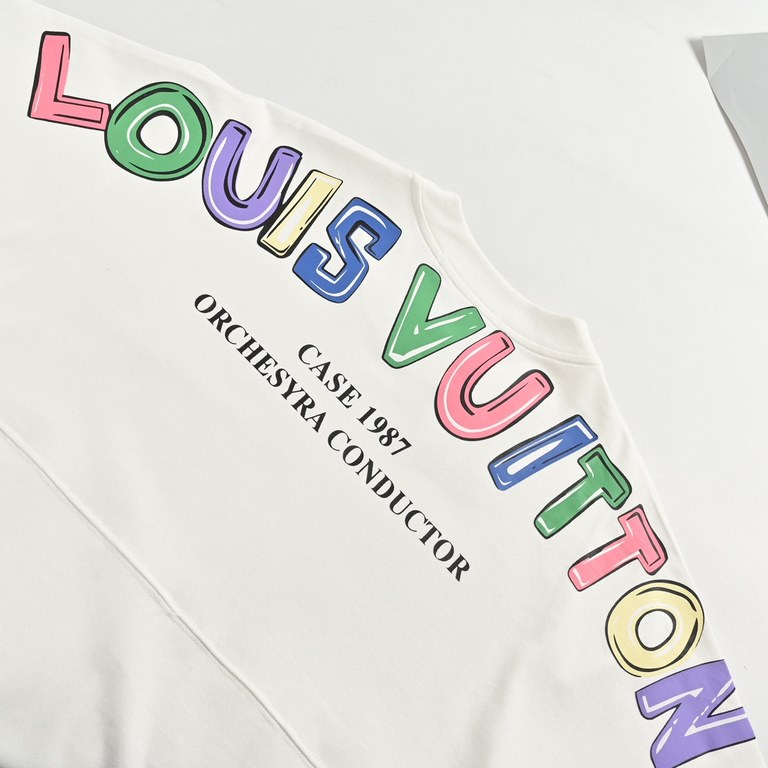 Louis Vuitton 24ss Back Colorful Letter Print Short SleeveLouis ViuttonLouis Vuitton 24ss Short Sleeve Colorful Monogram Print on BackExplosive spot spring and summer short-sleeved, simple basic closet gods, casual and v