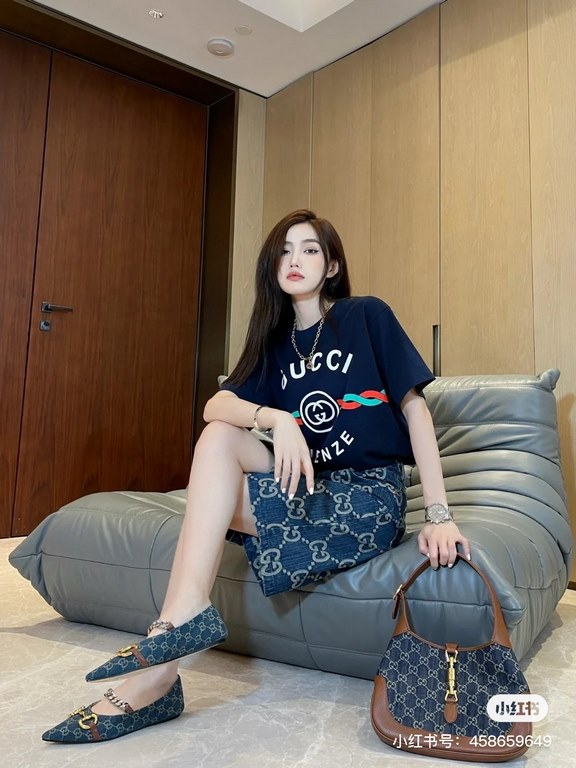 #The upper body effect#GucciSummer new, 1921 twist letters logo print round neck short sleeve T-shirt, made of customized 250G 32S double yarn long-staple cotton skin comfortable texture, full of three-dimensional, perfe