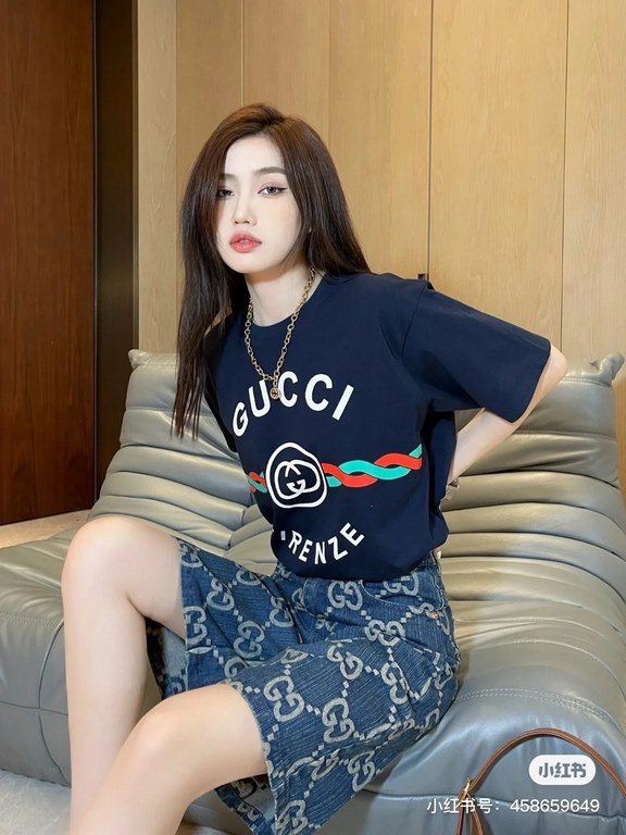 #The upper body effect#GucciSummer new, 1921 twist letters logo print round neck short sleeve T-shirt, made of customized 250G 32S double yarn long-staple cotton skin comfortable texture, full of three-dimensional, perfe