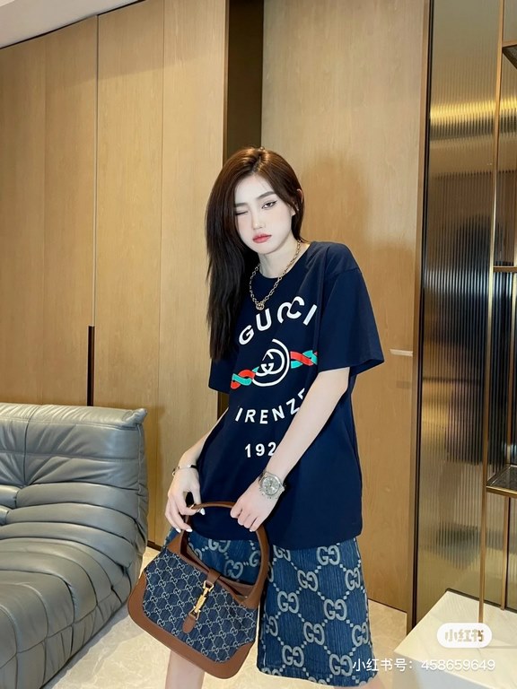 #The upper body effect#GucciSummer new, 1921 twist letters logo print round neck short sleeve T-shirt, made of customized 250G 32S double yarn long-staple cotton skin comfortable texture, full of three-dimensional, perfe