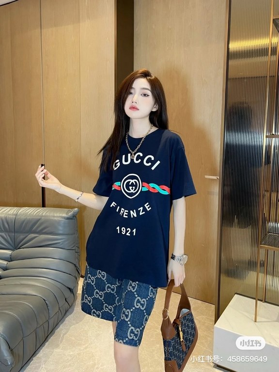 #The upper body effect#GucciSummer new, 1921 twist letters logo print round neck short sleeve T-shirt, made of customized 250G 32S double yarn long-staple cotton skin comfortable texture, full of three-dimensional, perfe