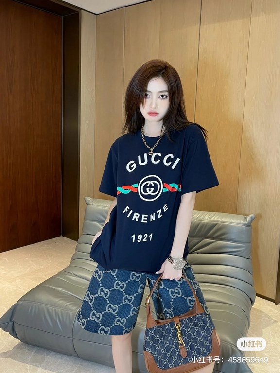 #The upper body effect#GucciSummer new, 1921 twist letters logo print round neck short sleeve T-shirt, made of customized 250G 32S double yarn long-staple cotton skin comfortable texture, full of three-dimensional, perfe