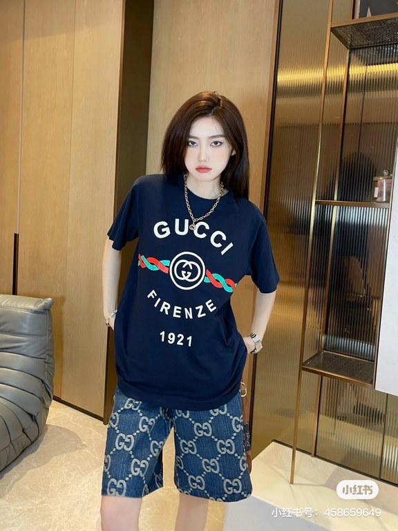 #The upper body effect#GucciSummer new, 1921 twist letters logo print round neck short sleeve T-shirt, made of customized 250G 32S double yarn long-staple cotton skin comfortable texture, full of three-dimensional, perfe