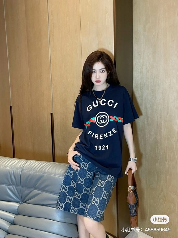 #The upper body effect#GucciSummer new, 1921 twist letters logo print round neck short sleeve T-shirt, made of customized 250G 32S double yarn long-staple cotton skin comfortable texture, full of three-dimensional, perfe