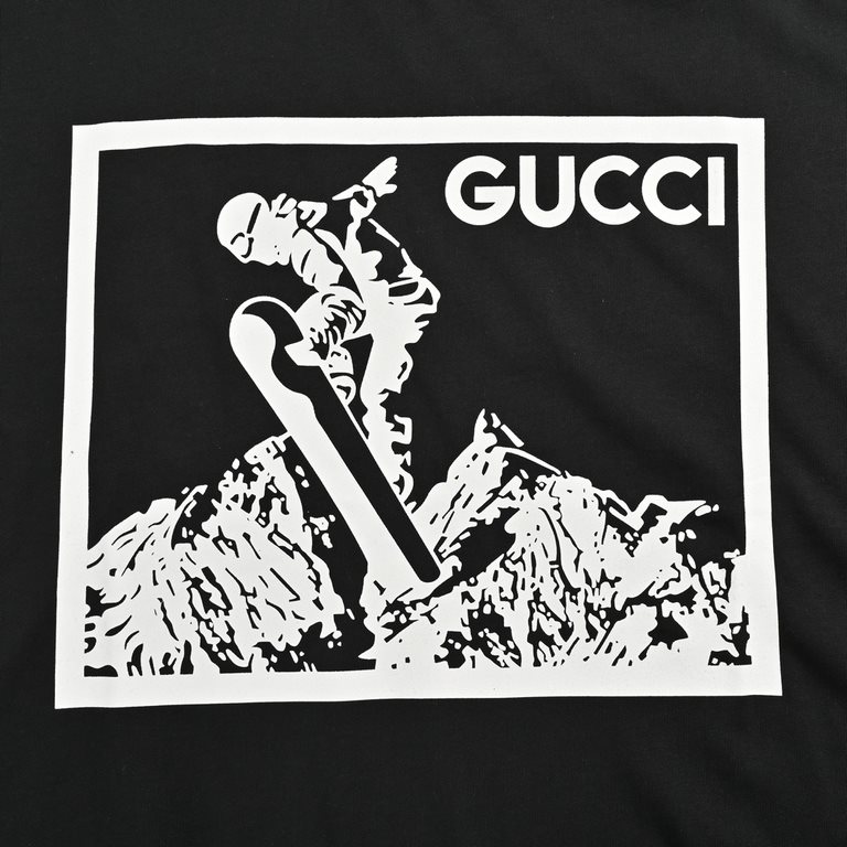 GucciGucci 24ss Snow Mountain Ski Print Short SleeveDouble G Snow Mountain   Collection Skiing   PrintsThe logo is a sophisticated update inspired by the 80's vintage.Original fabric, official short-sleeve T-shirt.Custom