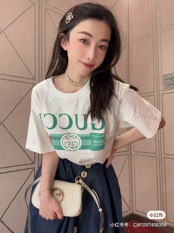 #The upper body effect#GucciSummer New G lipstick print round neck short sleeve T-shirt Heavyweight cotton fabric material High-weight with shaping effect Good moisture absorption and breathability Skin-friendly and comf