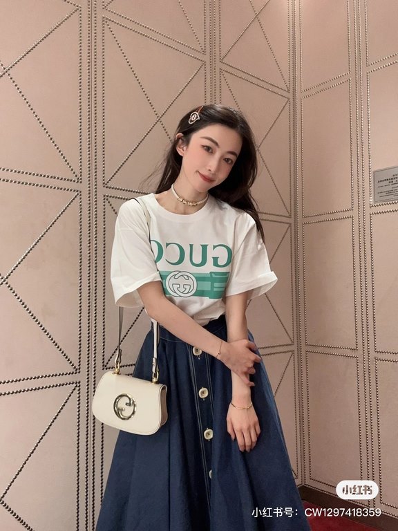 #The upper body effect#GucciSummer New G lipstick print round neck short sleeve T-shirt Heavyweight cotton fabric material High-weight with shaping effect Good moisture absorption and breathability Skin-friendly and comf