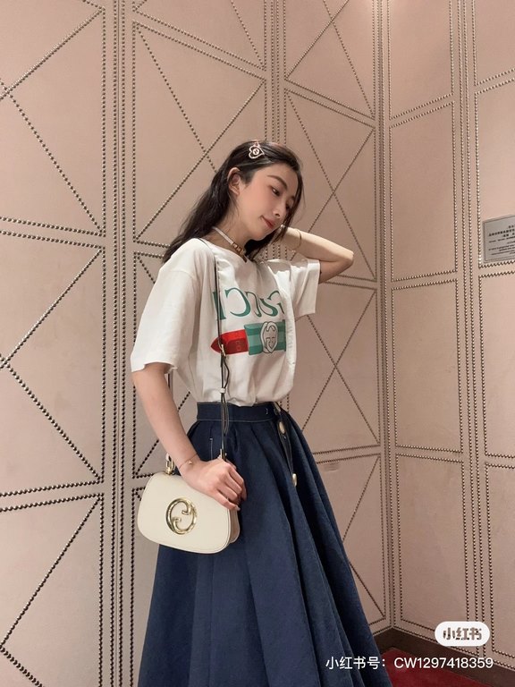 #The upper body effect#GucciSummer New G lipstick print round neck short sleeve T-shirt Heavyweight cotton fabric material High-weight with shaping effect Good moisture absorption and breathability Skin-friendly and comf