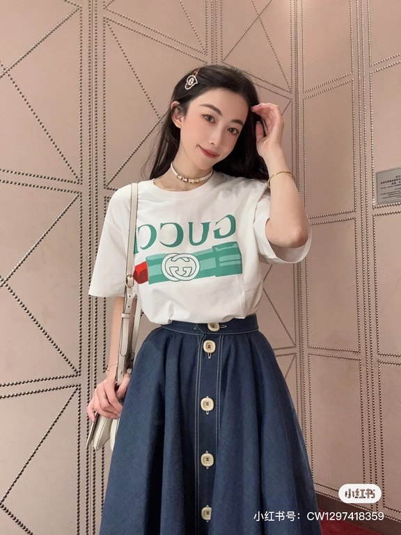 #The upper body effect#GucciSummer New G lipstick print round neck short sleeve T-shirt Heavyweight cotton fabric material High-weight with shaping effect Good moisture absorption and breathability Skin-friendly and comf