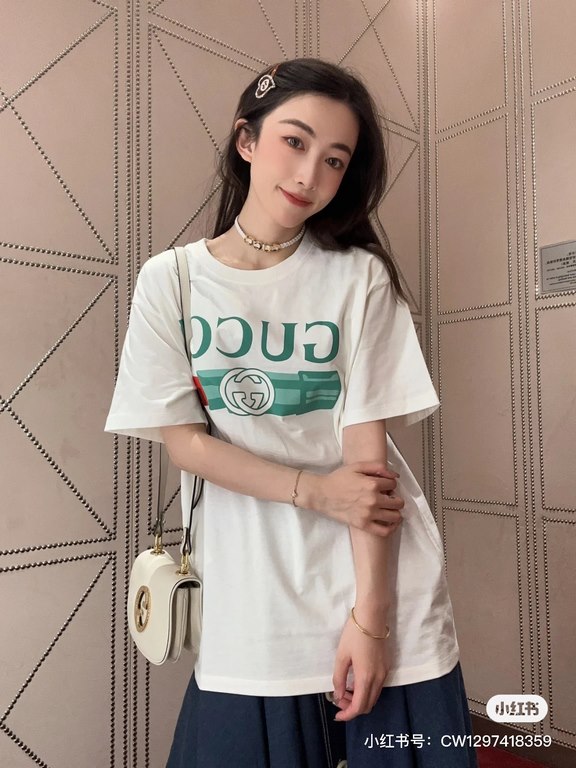 #The upper body effect#GucciSummer New G lipstick print round neck short sleeve T-shirt Heavyweight cotton fabric material High-weight with shaping effect Good moisture absorption and breathability Skin-friendly and comf