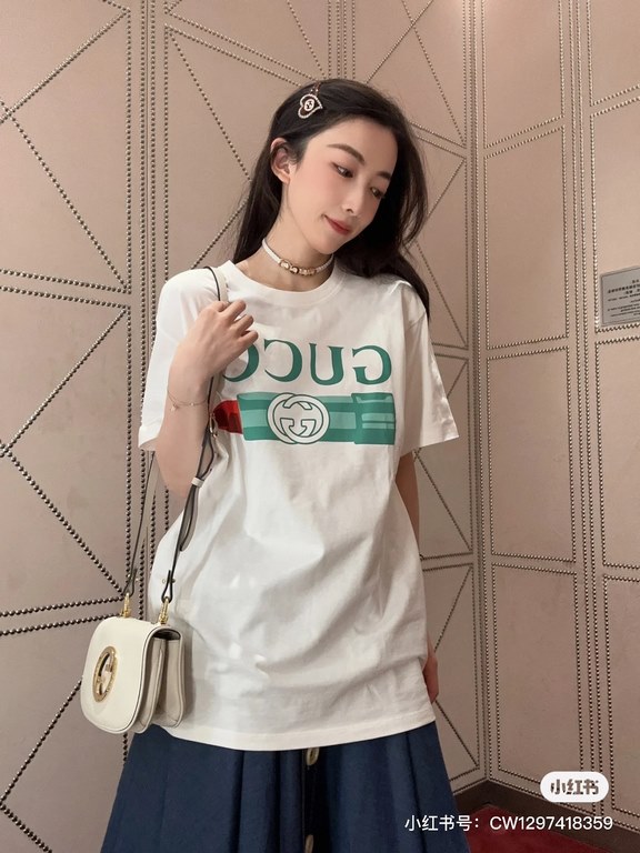 #The upper body effect#GucciSummer New G lipstick print round neck short sleeve T-shirt Heavyweight cotton fabric material High-weight with shaping effect Good moisture absorption and breathability Skin-friendly and comf