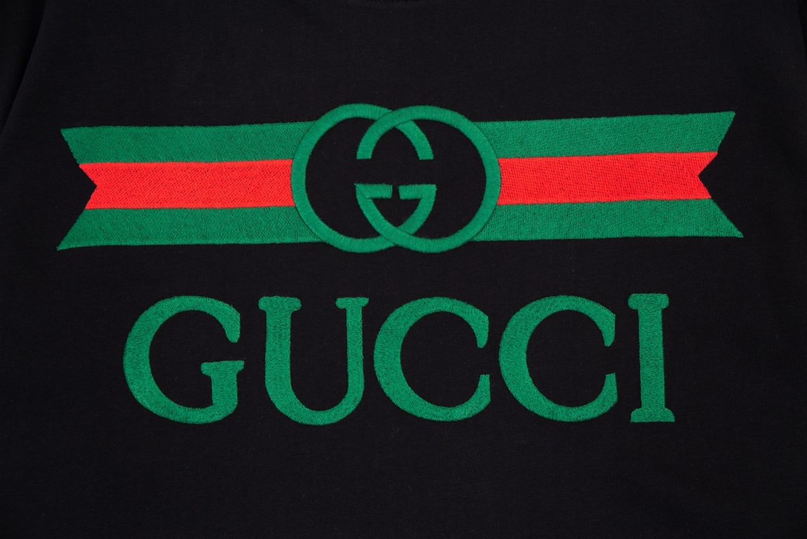 Gucci Gucci Logo Oversized Embroidered Short Sleeve T-Shirt with Interlocking ButtonsOriginal fabric, official same modelCustomized 240 grams of the same vat-dyed fabrics feel very comfortableSpring and summer the latest