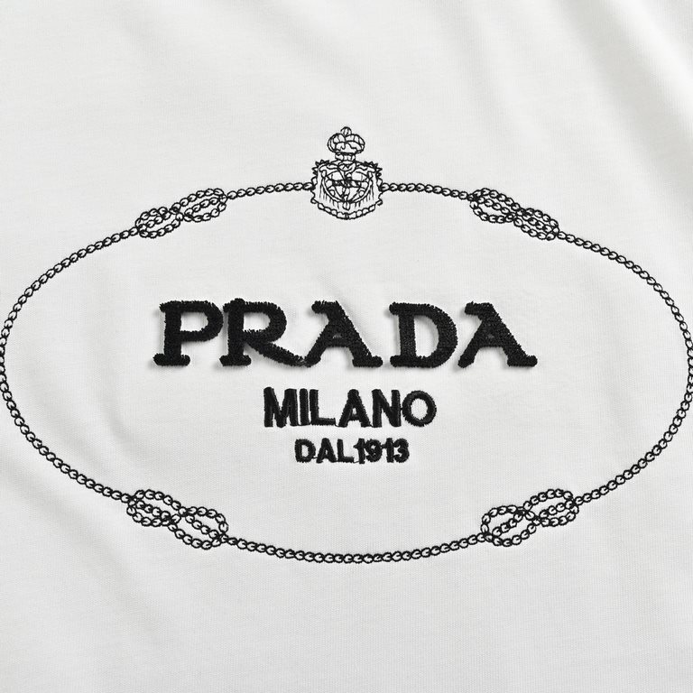 PradaPrada 24ss Flocked Letter Short SleeveCustomized fabric, printing accessories details are used one to one replica. The use of 230g cotton fabric 32 fine double cotton yarn plain, no etching dust hair art work at the