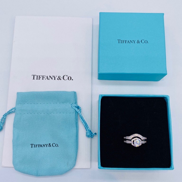 Tiffany classic models four claws diamond ring two in one exquisite flawless a ring manpower must have the timeless classic models a variety of ways to wear a price to buy two rings is simply cost-effective burst Germany