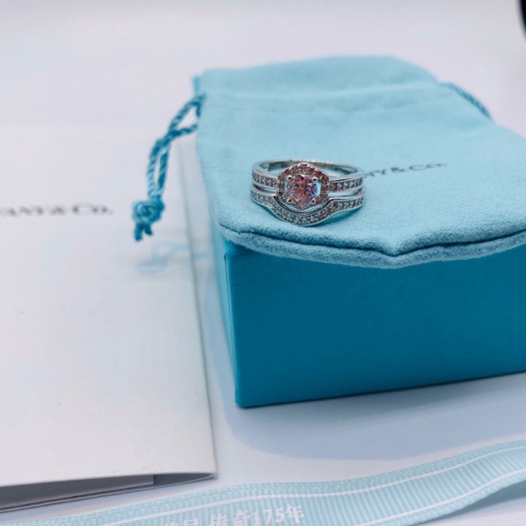 Tiffany classic models four claws diamond ring two in one exquisite flawless a ring manpower must have the timeless classic models a variety of ways to wear a price to buy two rings is simply cost-effective burst Germany