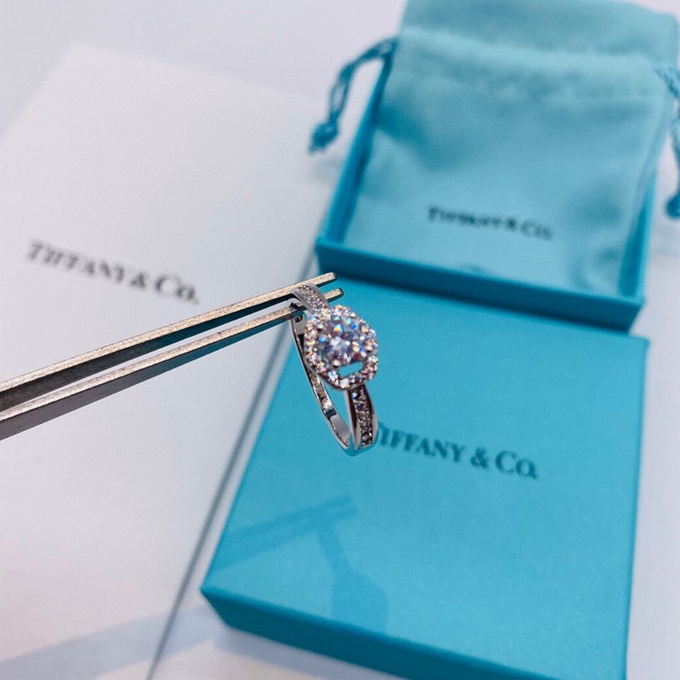 Tiffany classic models four claws diamond ring two in one exquisite flawless a ring manpower must have the timeless classic models a variety of ways to wear a price to buy two rings is simply cost-effective burst Germany