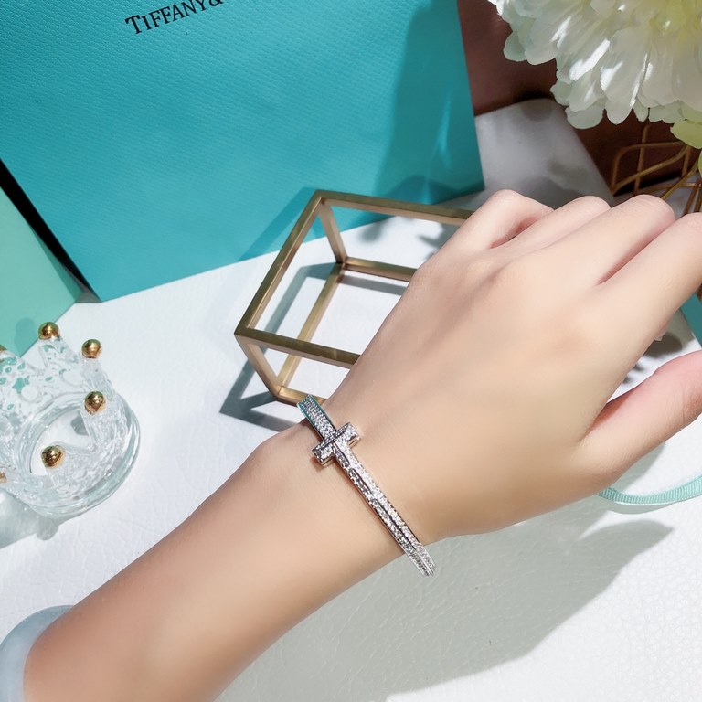 Full diamond version   Tiffany Tiffany 2020 T1 Series Wide Version Half Diamond Bracelet Exclusive first high-end customized Goddess with the same model Designed to highlight the delicate elegance, low-key bloom confiden