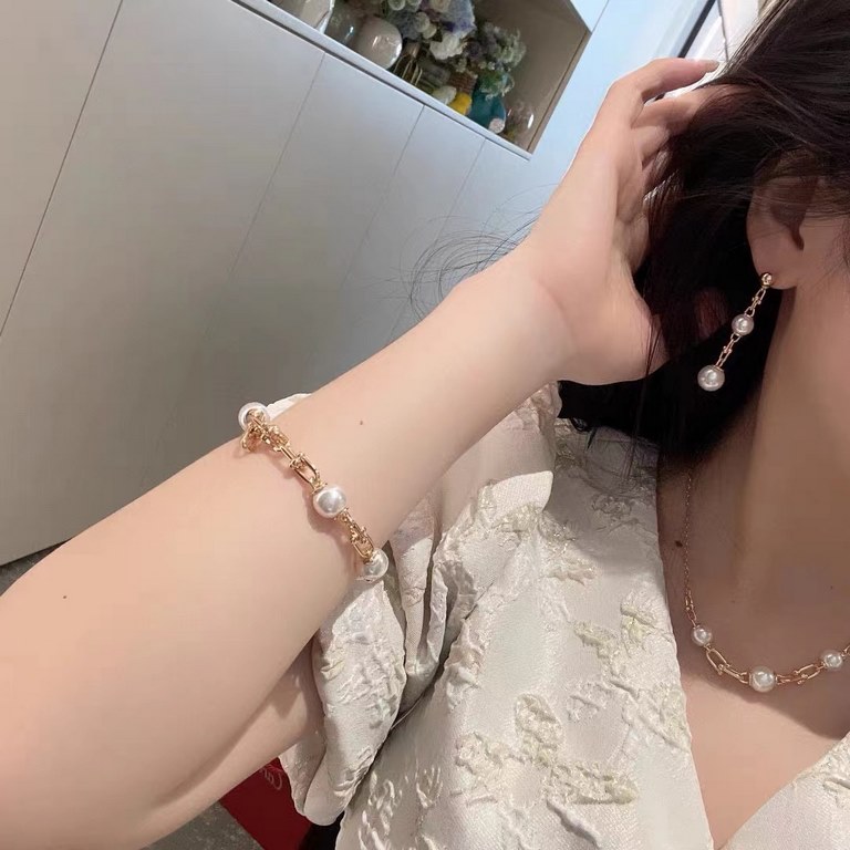 特 Tiffany Tiffany Joint Necklace Various big netroots bloggers TiffanyHardWear hot open U joint chain ring series Wrap series It seems simple, but it needs nine hundred and eighty-one crafts in order to present the chain