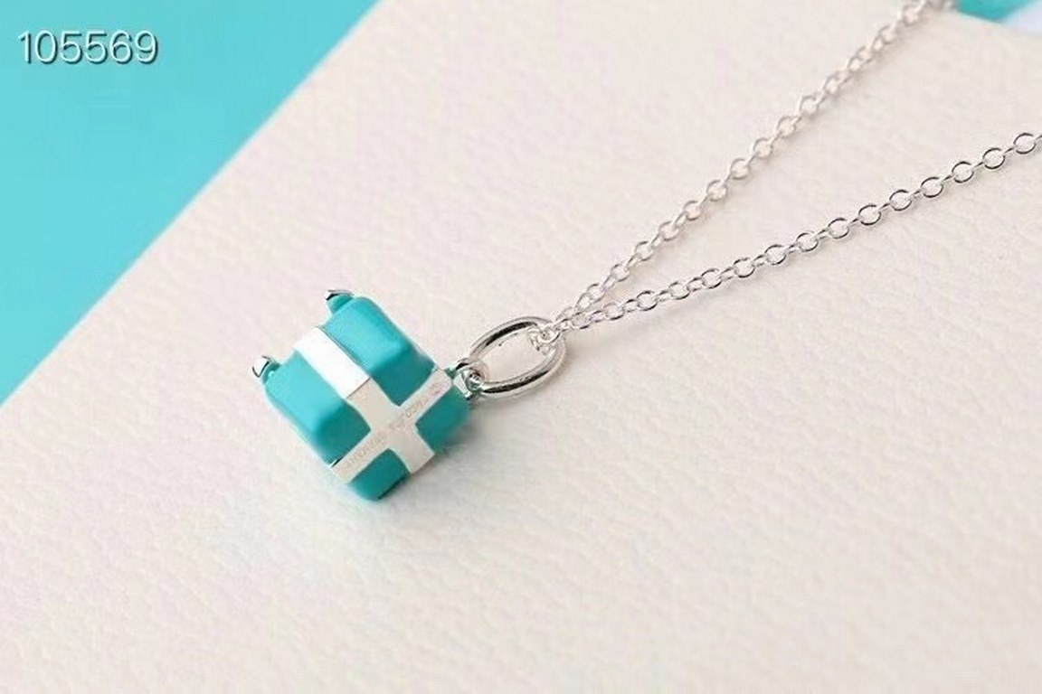 tiffany tiffany official gift box pendant      a very special necklace! It looks super pretty on        !