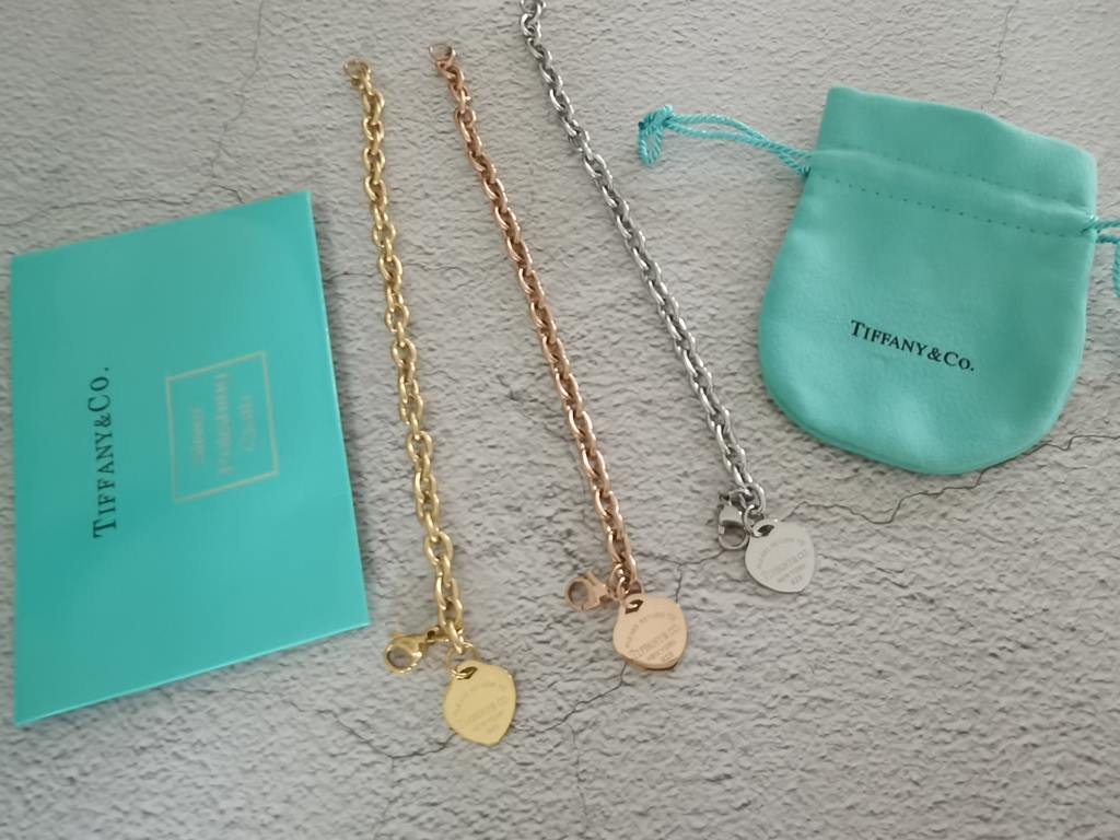 Tiffany  Tiffany heart tag bracelet Tiffany hot models [color] unique design simple and generous  really give power to give power to give power, three colors to choose from,    different places different everywhere!