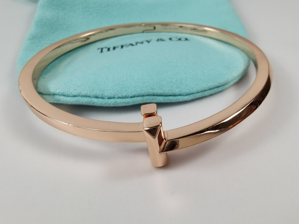 Tiff, Tiffany, Tiffany.Note Please press the onoff button when wearing   [Do not break it].【After wearing it, also press the onoff switch to lock it】 T1 Series Fine Version Glossy Bracelet Tiffany Double T Bracelet   Exc