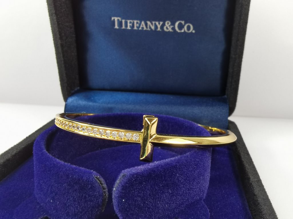 Tiff Tiffany T1 Collection Slim Edition One Side Diamond BraceletNote Please press the onoff button when wearing   [Do not break it].[Press the same onoff button to lock it after putting it on]  Tiffany Double T Bracelet