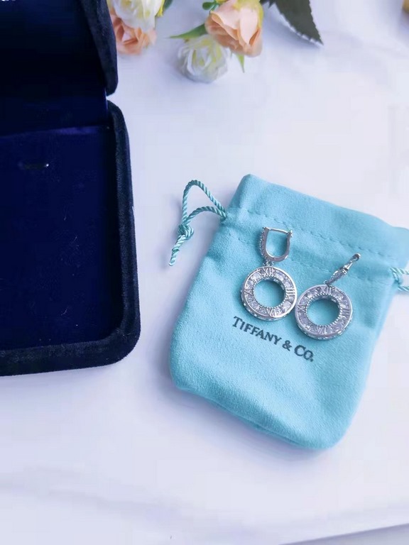 Seiko version of the new V gold material    Tiffany Tiffany elegant letter combination circle earrings earrings   outstanding bold mix and match in the style change to find the true self show models latest products  desi