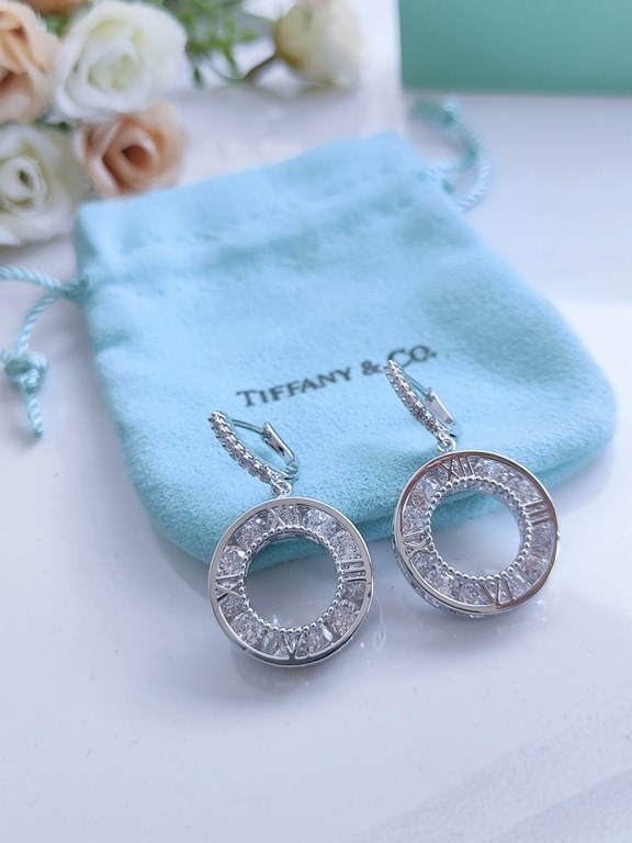 Seiko version of the new V gold material    Tiffany Tiffany elegant letter combination circle earrings earrings   outstanding bold mix and match in the style change to find the true self show models latest products  desi