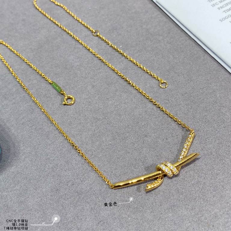 [Seiko Version] Tiffany CNC Hand-Set Diamond T Knot Necklace The Knot Collection is atmospheric and simple, as well as particularly interesting, with a design inspired by knots. Knots are known to symbolize strength, per