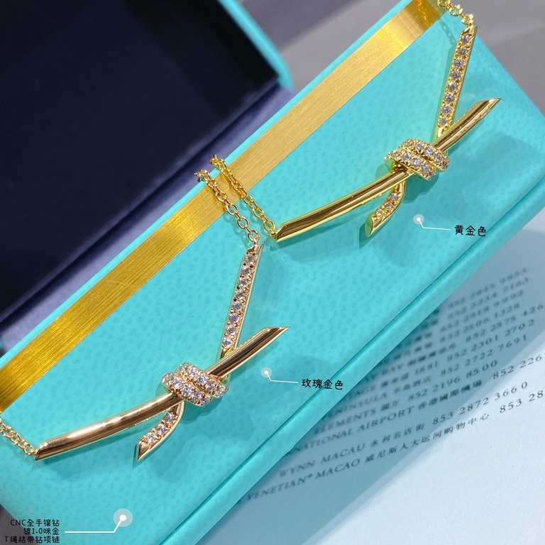 [Seiko Version] Tiffany CNC Hand-Set Diamond T Knot Necklace The Knot Collection is atmospheric and simple, as well as particularly interesting, with a design inspired by knots. Knots are known to symbolize strength, per