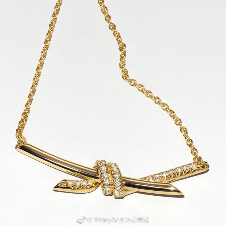 [Seiko Version] Tiffany CNC Hand-Set Diamond T Knot Necklace The Knot Collection is atmospheric and simple, as well as particularly interesting, with a design inspired by knots. Knots are known to symbolize strength, per